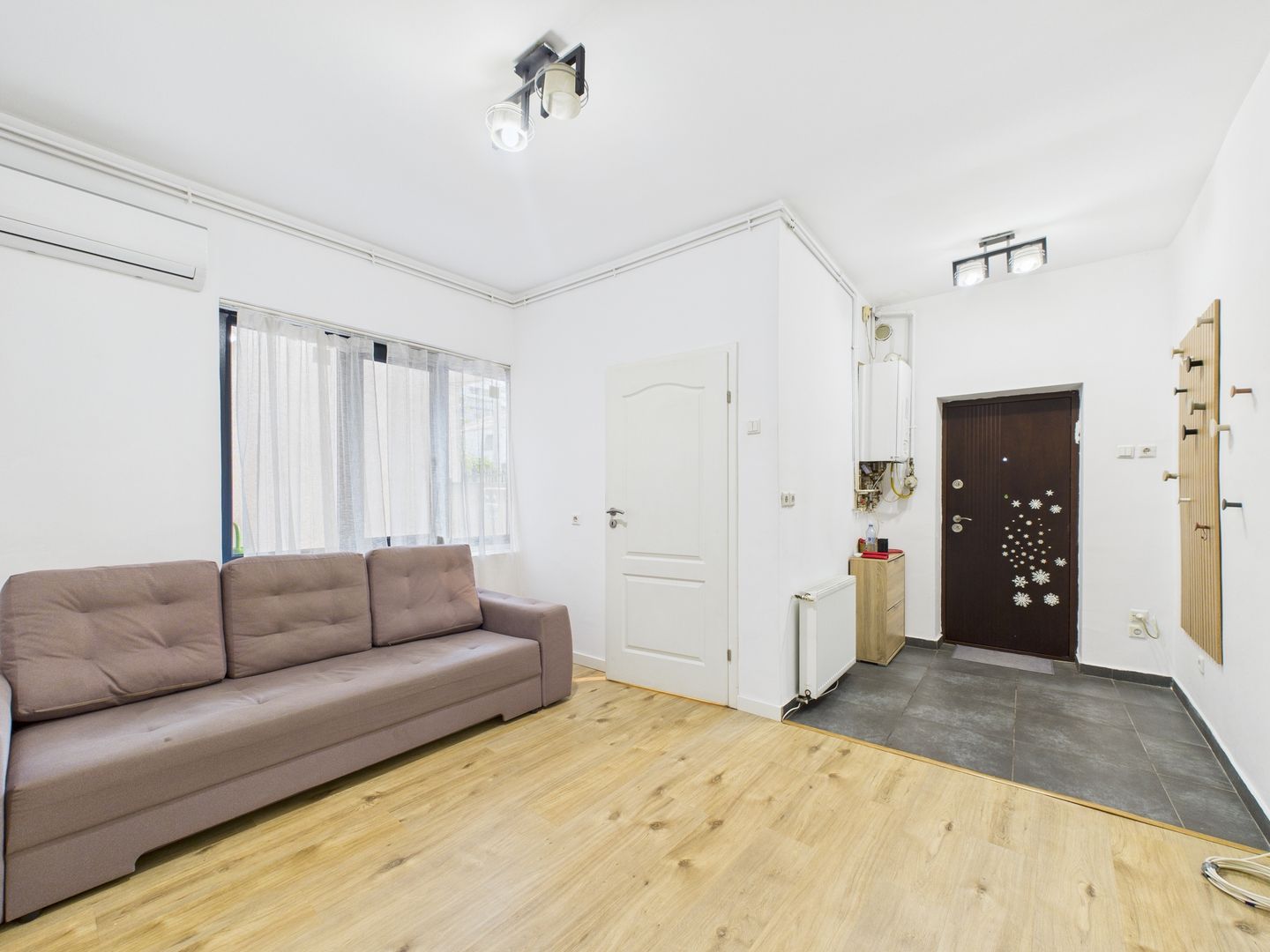 Casă / Vilă cocheta cu 3 camere - de vanzare - zona Basarab - Poză 2