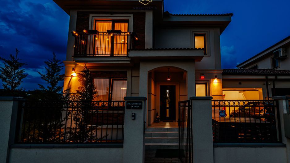 Casa Superba cu Garaj | 4 dormitoare | Liziera Padurii, Central | Com0 - Poză 1