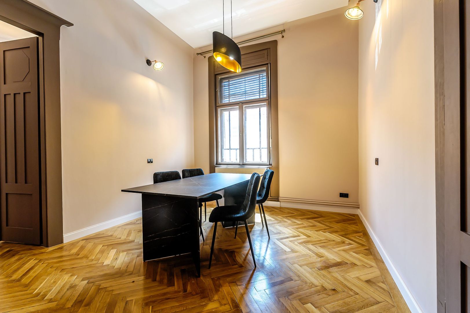 Apartament ULTRACENTRAL cu 3 camere, la cheie, renovat recent - Poză 6