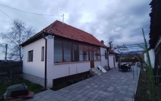 Se vinde casa renovata Tarlungeni, teren ~550mp - Poză 1