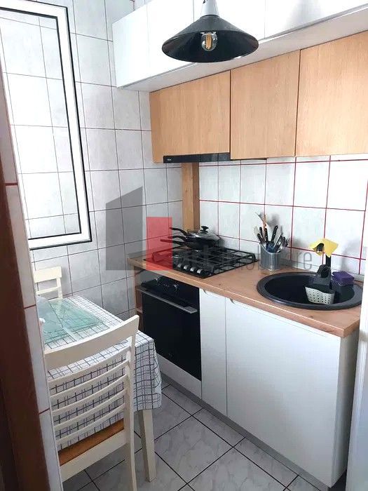 Gars. 31 mp, et 9/10, bloc reabilitat, instalații refăcute, mobilată și utilată - Poză 11