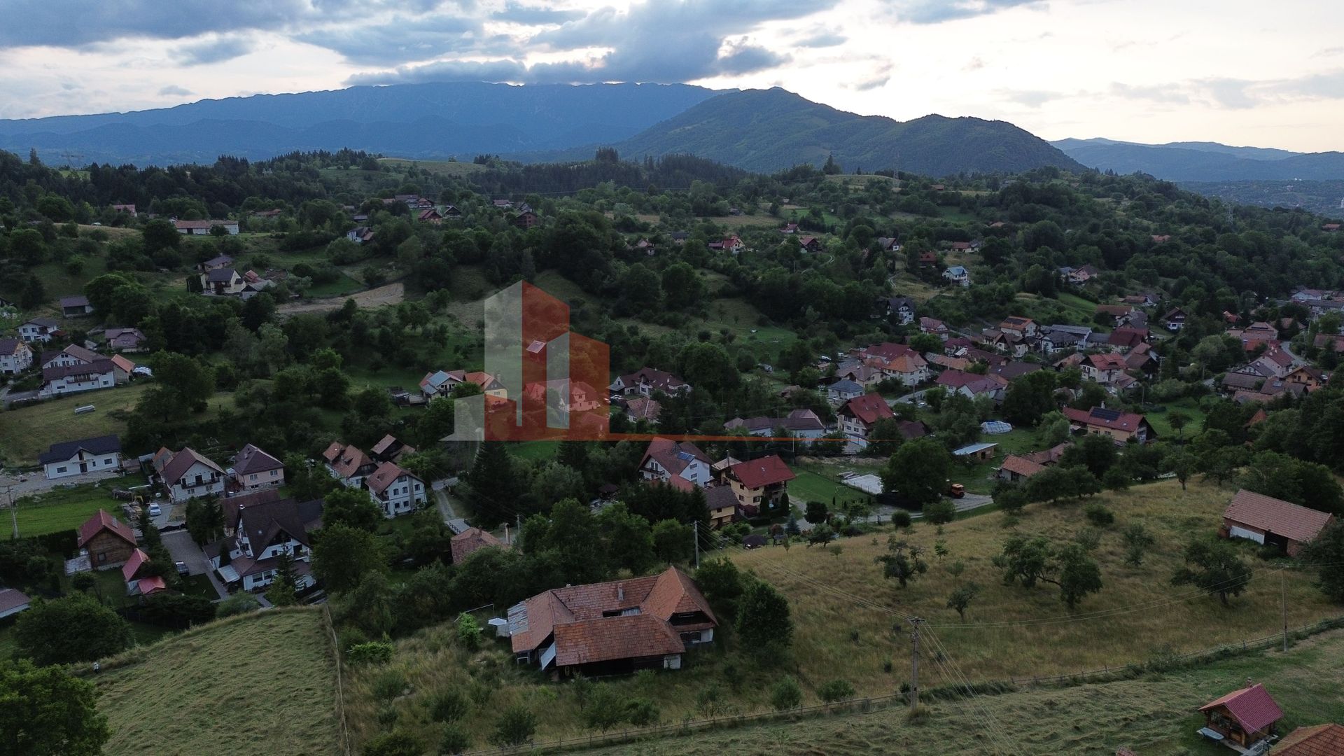 Casă tradițională sat Poarta, comuna Bran teren 4000 mp - Poză 5