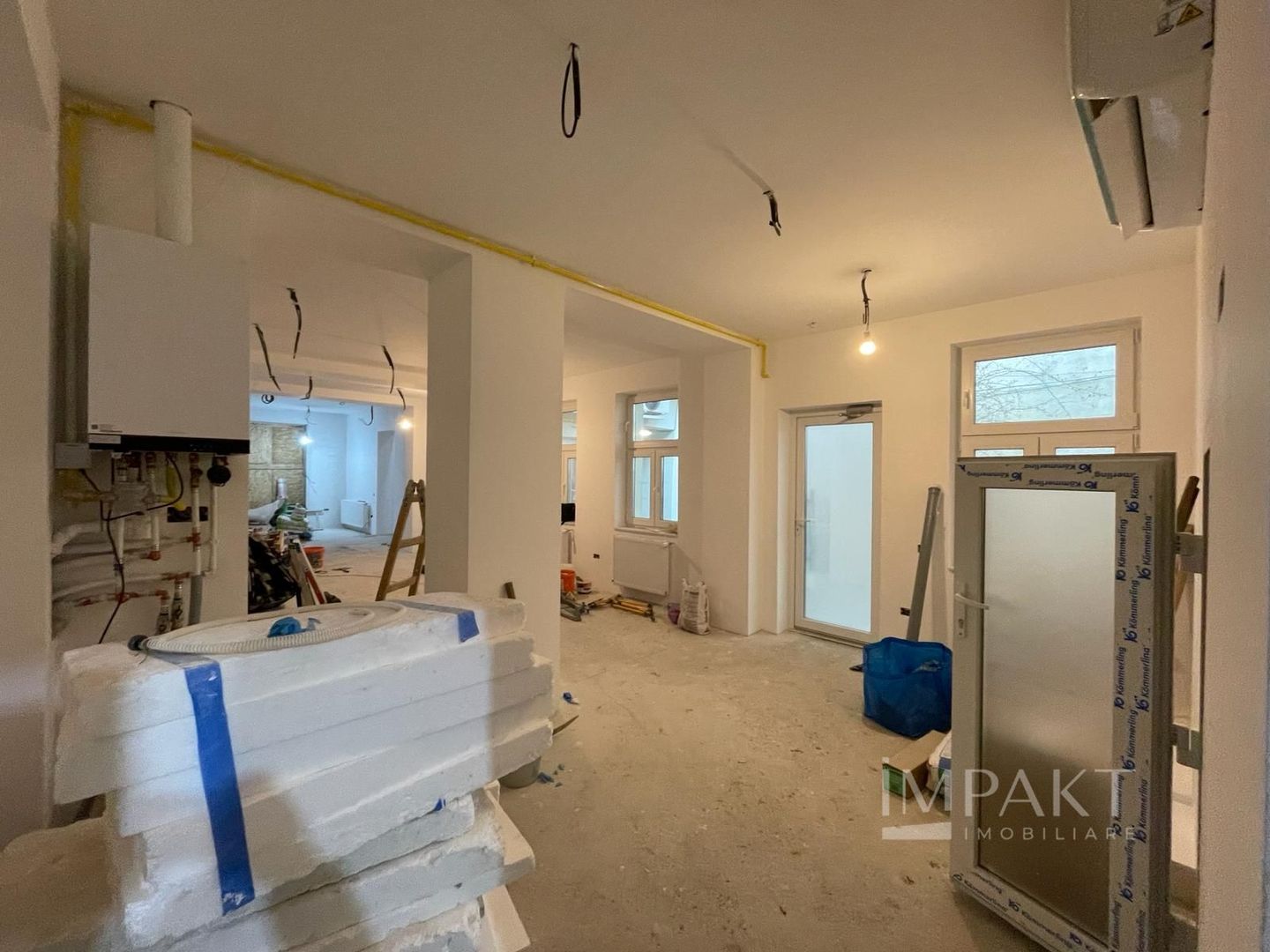 Spatiu comercial ultracentral cu vitrina si intrare direct din strada - Poză 2