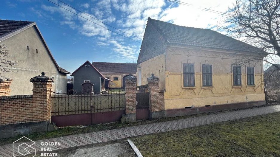 Casa traditionala cu teren generos in Odvos, județul Arad - Poză 1