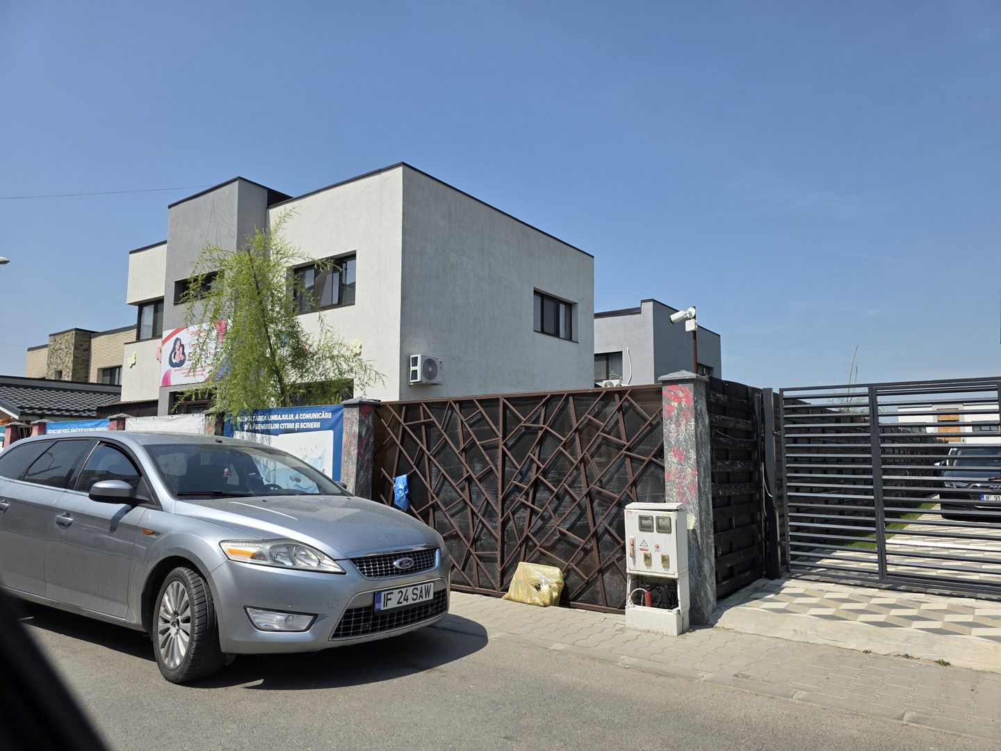 Vila spatioasa zona Megaimage  Tunari - Poză 1