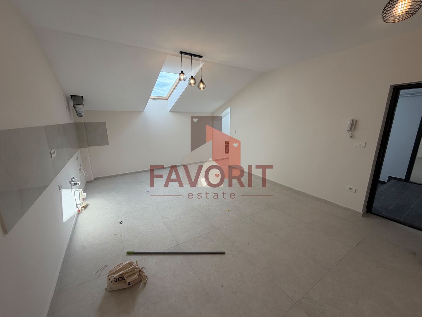 NOU. Disponibil imediat. Decomandat. Zona Soarelui - Poză 1