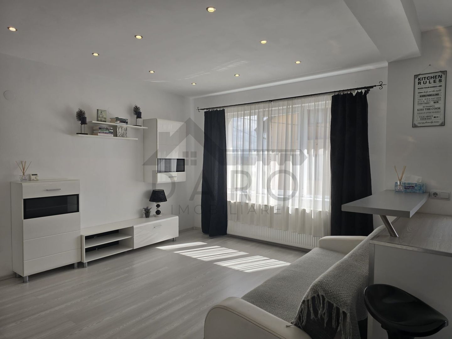 Inchiriez apartament 2 camere - Poză 1