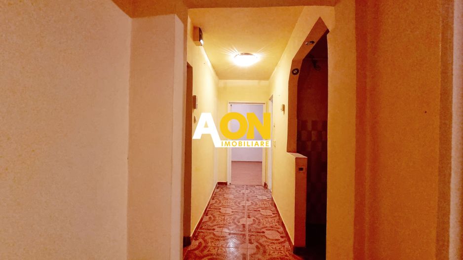 Apartament 2 camere, decomandat, etaj intermediar, Cetate - Poză 2