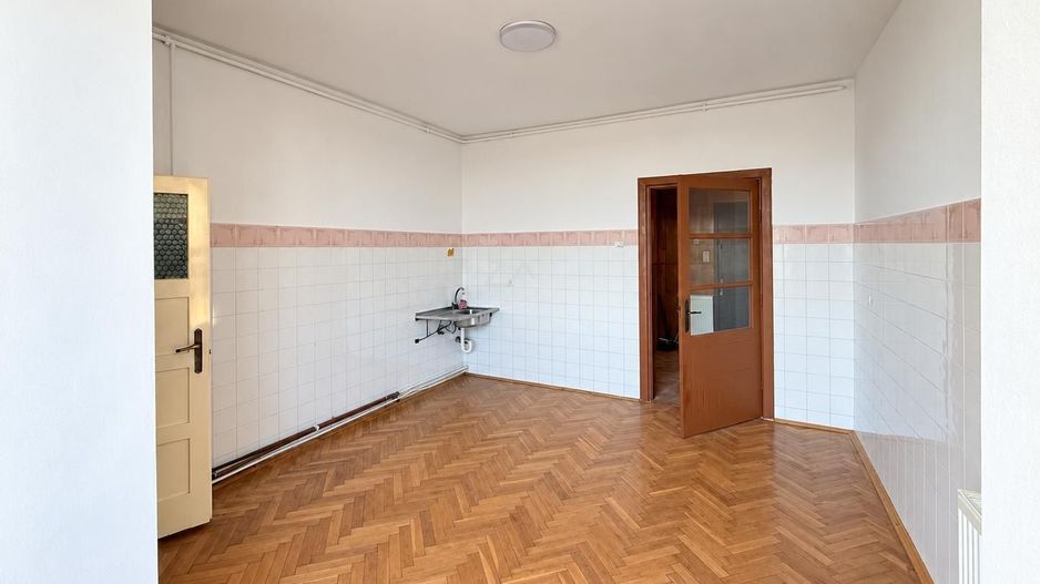 Bloc tip asociatie - zona Kiriac. 4 camere, 3 balcoane. Garaj si boxa. - Poză 9