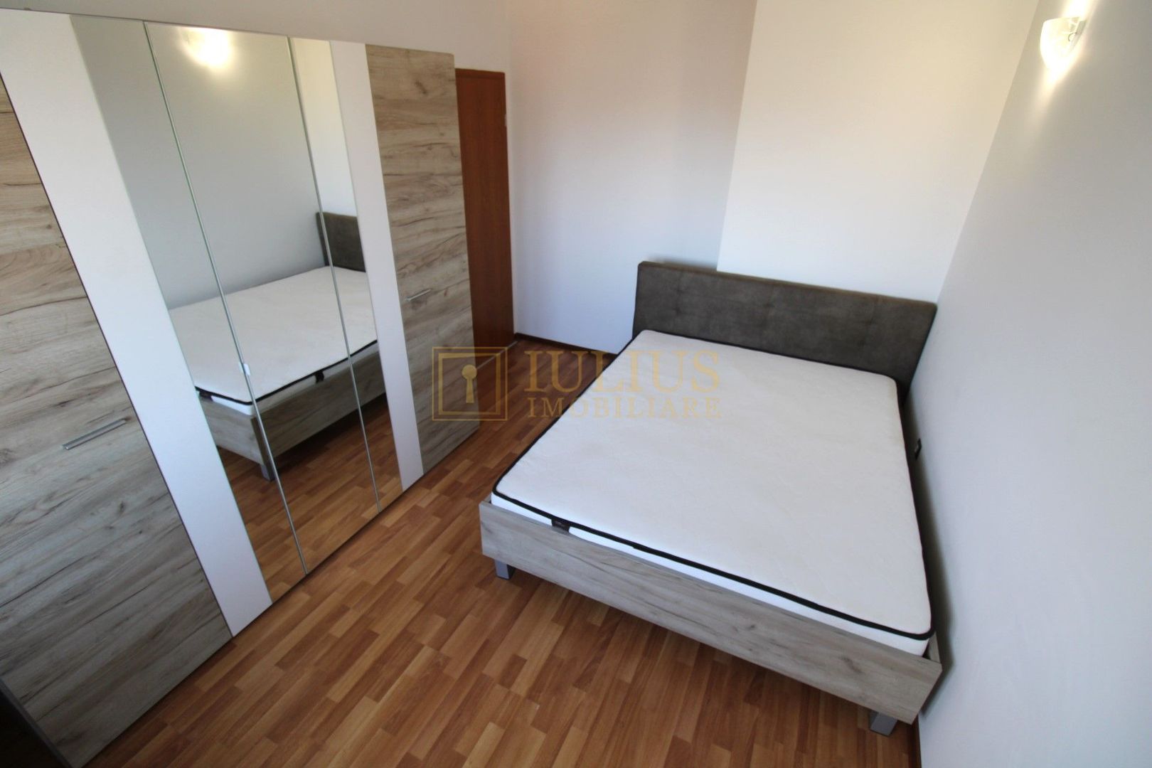 Aradului; decomandat, bucatarie inchisa. Parcare privata inclusa. - Poză 8