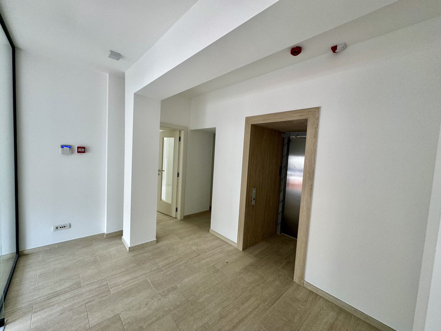 Cladire Brancoveneasca 30 de birouri 1100 mp dubla deschidere - Poză 18