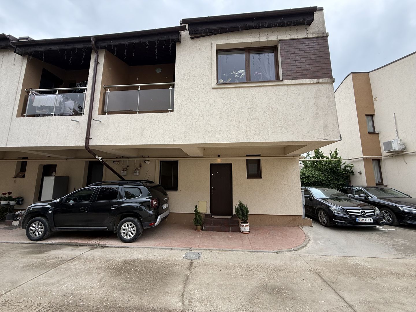 Casă înșiruită complet mobilată + curte+ 2 parcari în complex inchis! - Poză 23