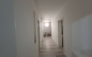 Apartament modern recent renovat 3 camere si parcare privata in Strand - Poză 2