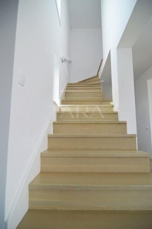 Duplex elegant cu 5 camere, alee privată – Avram Iancu, Florești. - Poză 3