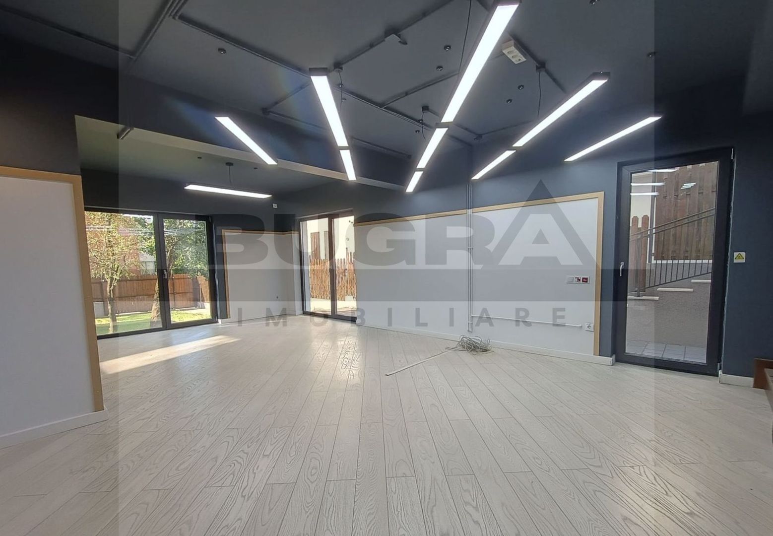 Cladire moderna, superfinisata 500 mp, teren 600 mp, 8 parcari - Poză 9