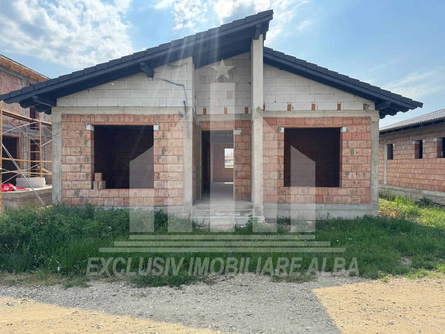 Casa individuala la rosu, Orizont - Poză 2