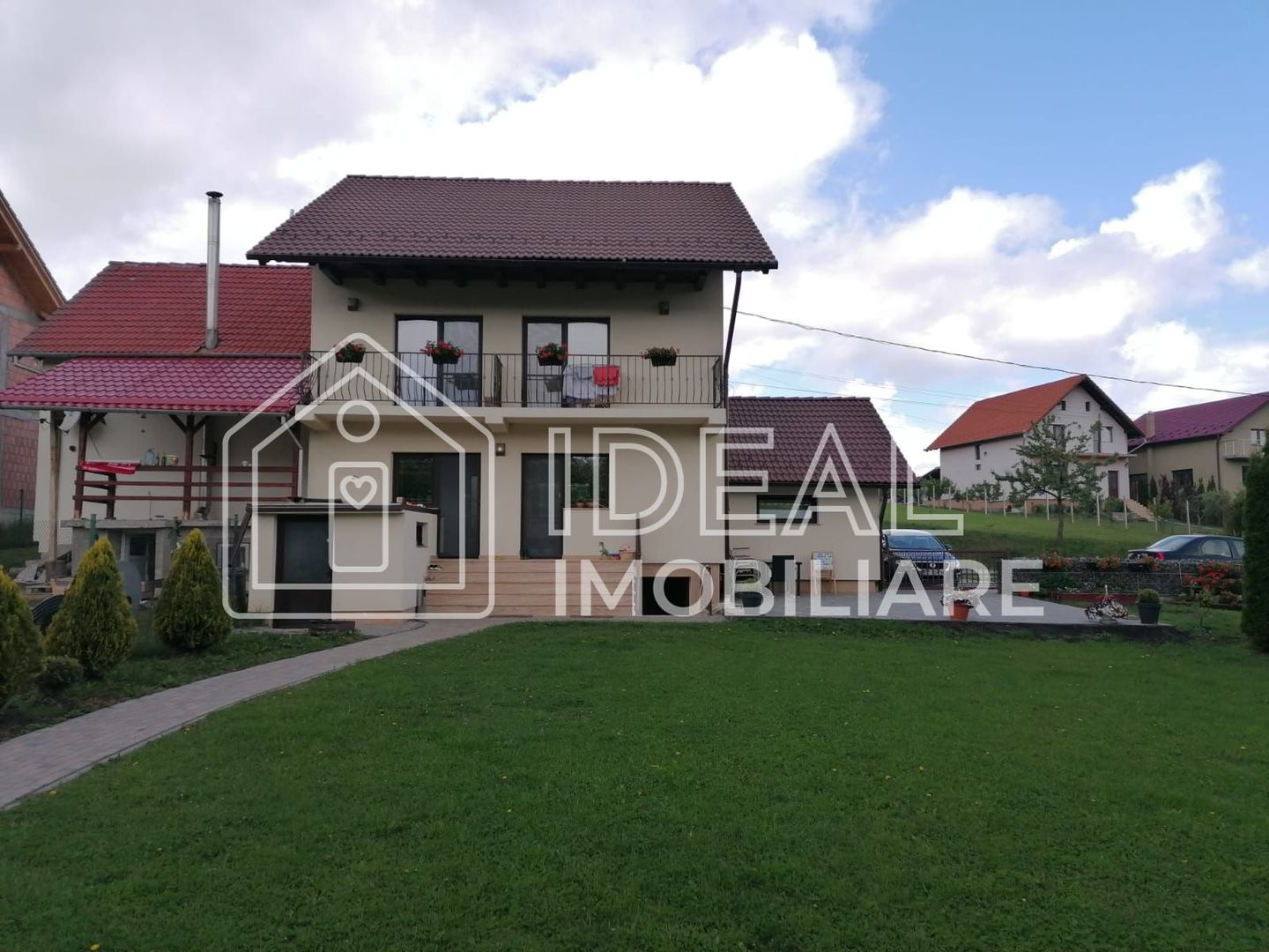 Casa moderna cu 4 camere, La  CHEIE in Poplaca - Poză 2