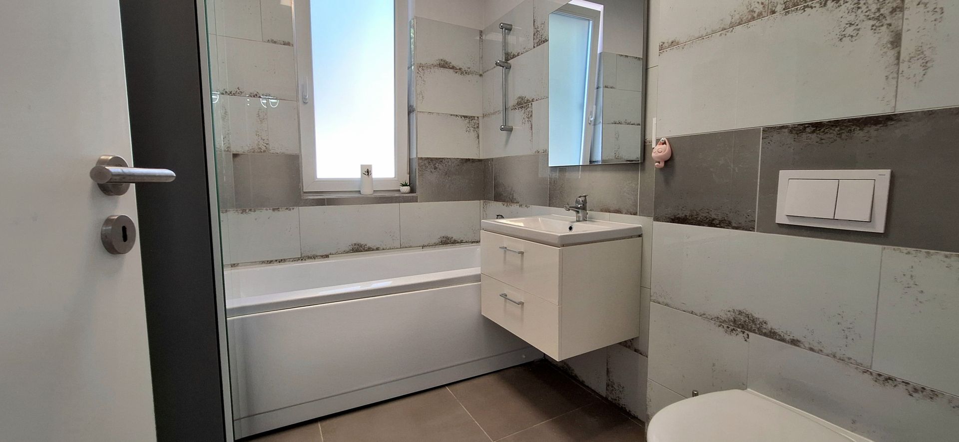 Apartament cu 3 camere, curte si loc de parcare - Poză 12