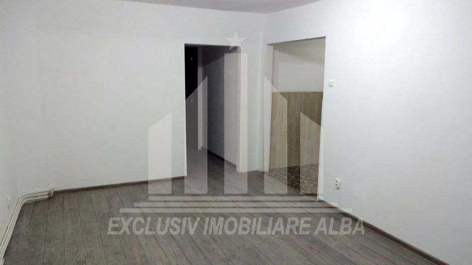 Apartament cu 4 camere decomandate, Cetate, M-uri - Poză 2