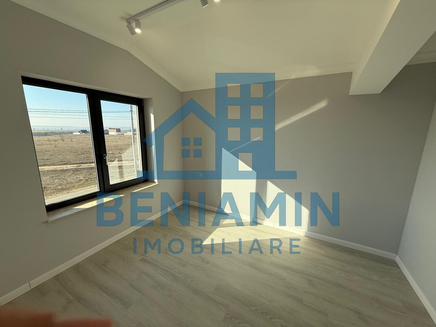 Casa Moderna-Damila-3 dormitoare-curte amenajata-La cheie-Asfalt - Poză 6