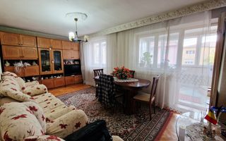 Apartament cu 3 camere decomandate in Cetate - Poză 1