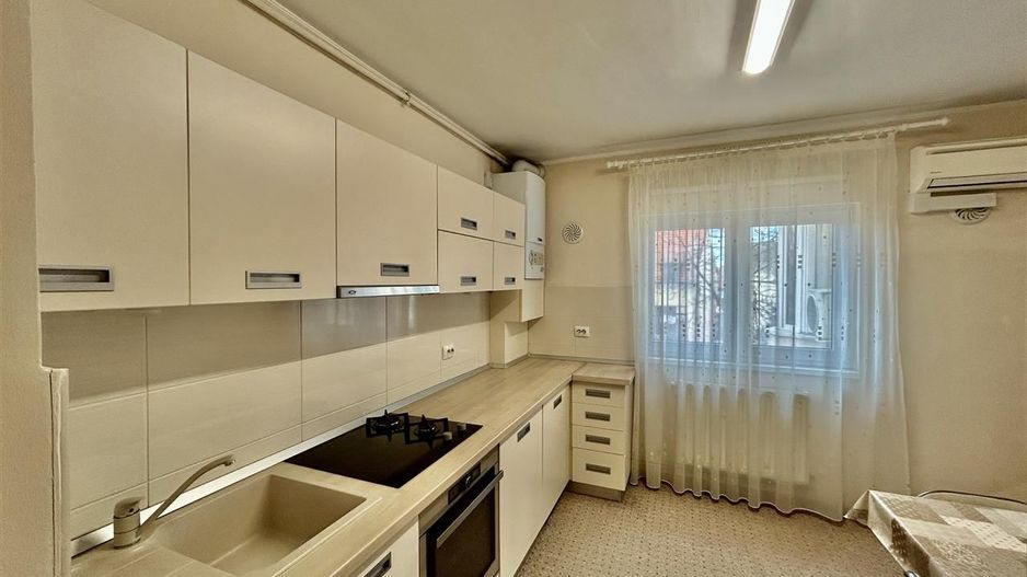 Apartament de închiriat în Sibiu – 3 camere, decomandat, 2 băi, 80 mp - Poză 2