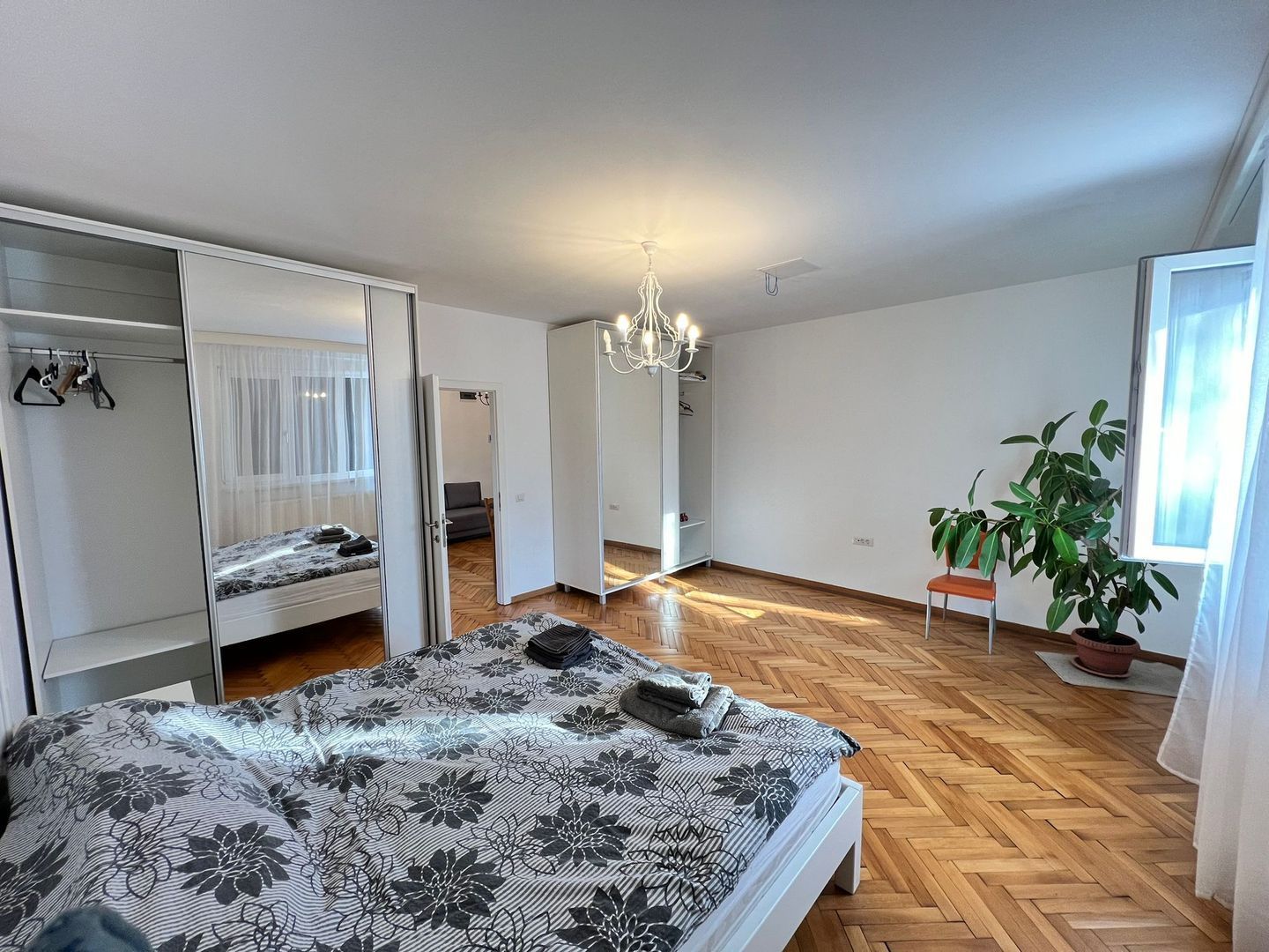Apartament spatios cu 3 camere | 100 mp | Balcon | Curte | Central - Poză 1
