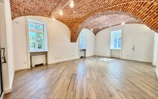 Spatiu birou in cladire istorica restaurata - Poză 1