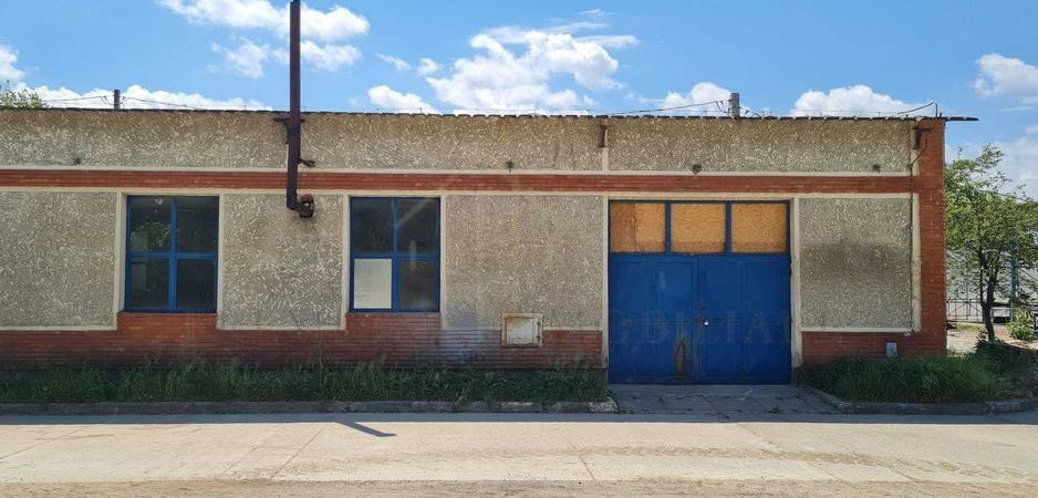 Hala + Teren de Vânzare în Onești - Poză 1