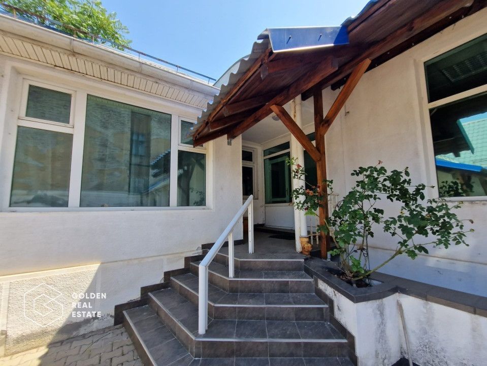 Casa 3 camere, mobilata, zona centrala, loc de parcare in curte - Poză 9