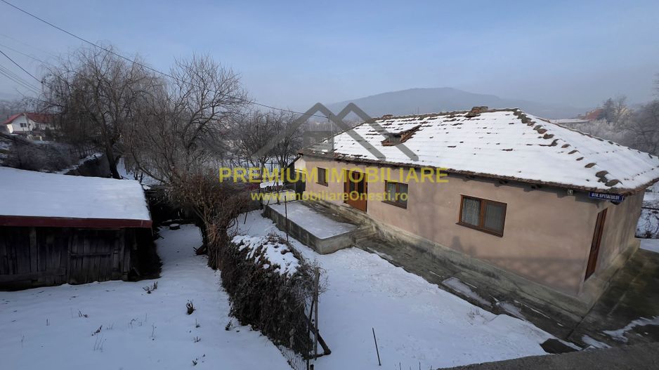 Casă de vânzare în Târgu Ocna - Poză 1