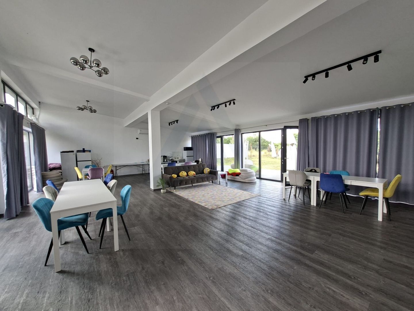 Pensiune 600 mp an 2023 si casa 130 mp teren 4600 mp zona V. Avrigului - Poză 1