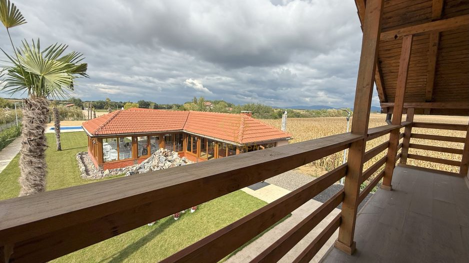 Vila de vanzare in APA-NORD  cu 2 Piscine/Zona de Relaxare/Acces lac - Poză 2