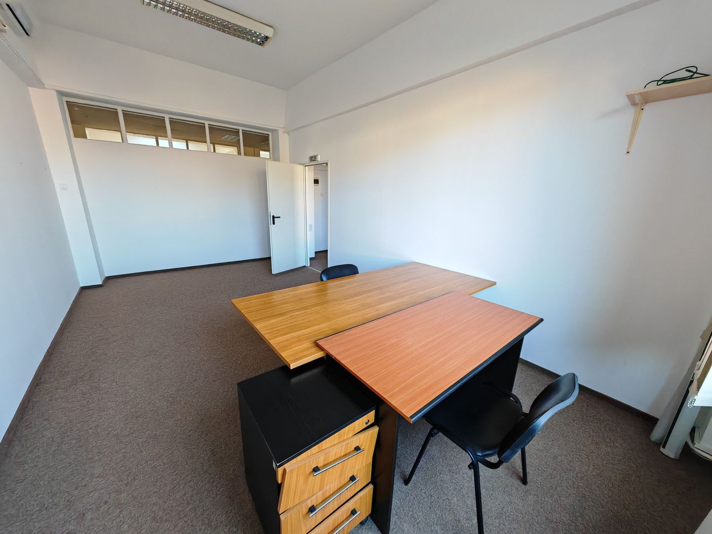 Birouri spatioase in cladire de birouri - Poză 9