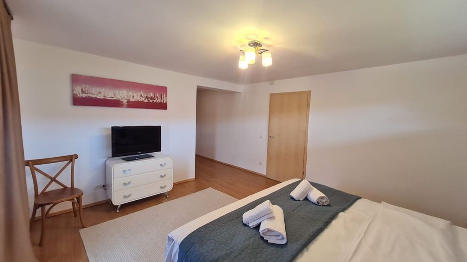 Vila spațioasă și recent renovată în Ghiroda! - Poză 69