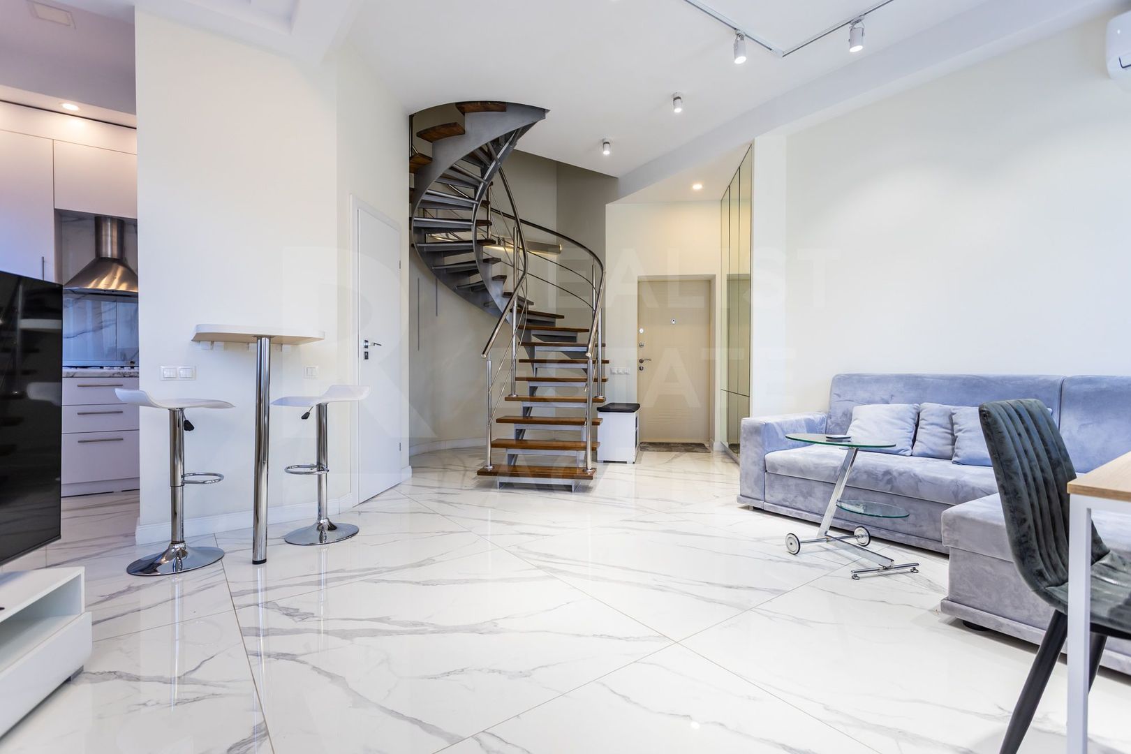 Chirie, apartament, 2 camere, str. București, Centru - Poză 1