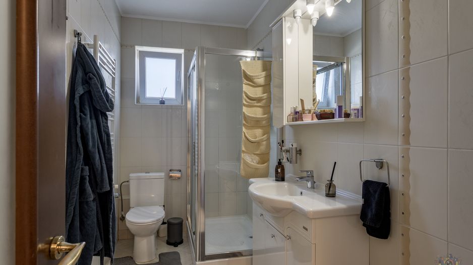 Vilă renovată P+1+M  | Foișor vitrat, grădină și jacuzzi - Poză 10