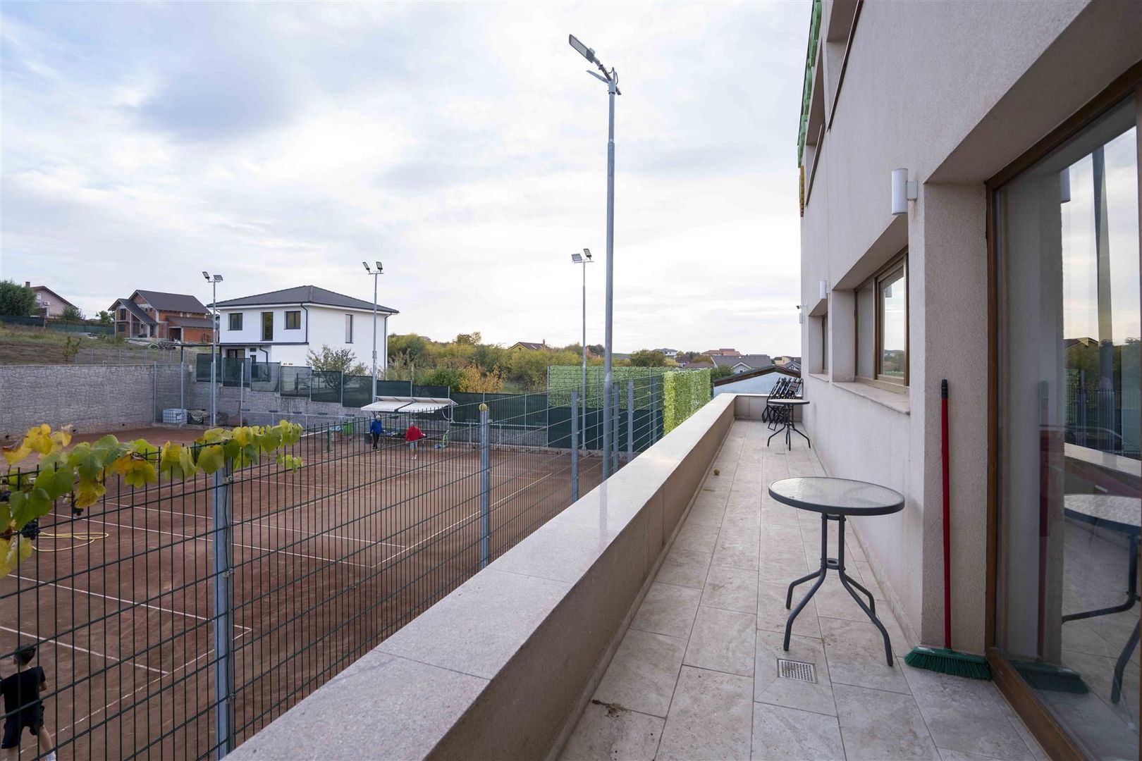 Baza de tenis si constructie moderna - Poză 7