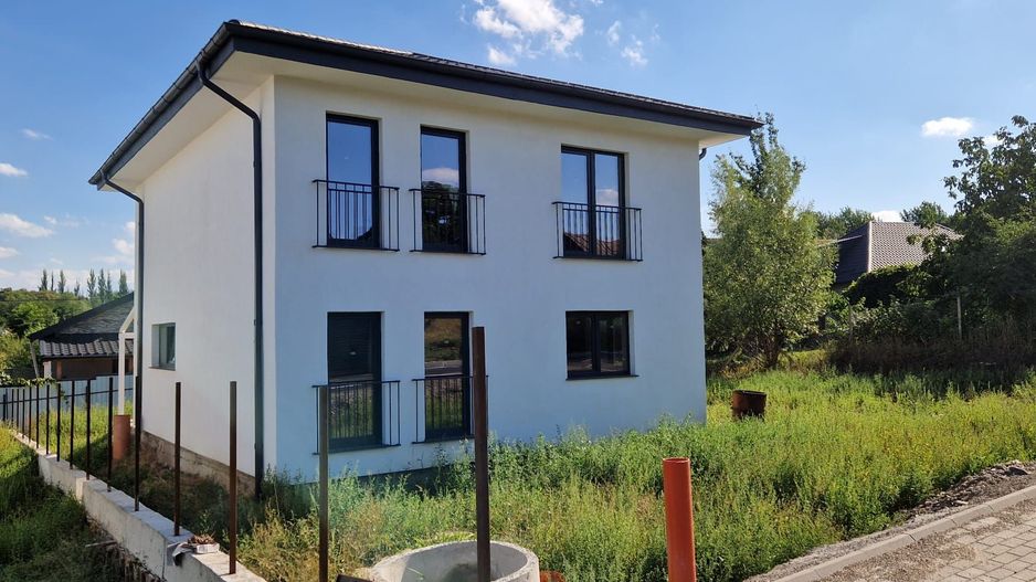 Casa la rosu Falticeni- Cartier Privat - Poză 1