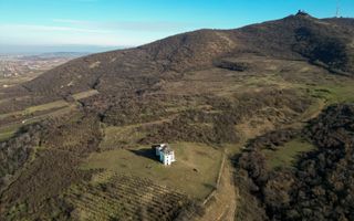Castel cu vedere panoramică pe dealul Șiriei - Poză 16