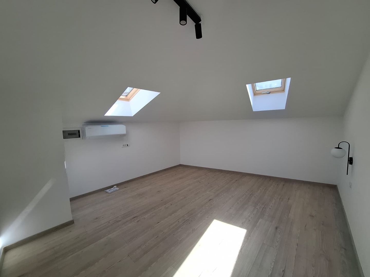 Apartament 4 Camere  in Vila , Centrala , Parcare , Totul Nou L352 - Poză 9