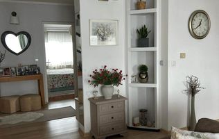 Vând apartament deosebit, situat într-o zonă semicentrală, liniștită și foarte plăcută, ideal pentru cei care își doresc confort și intimitate.