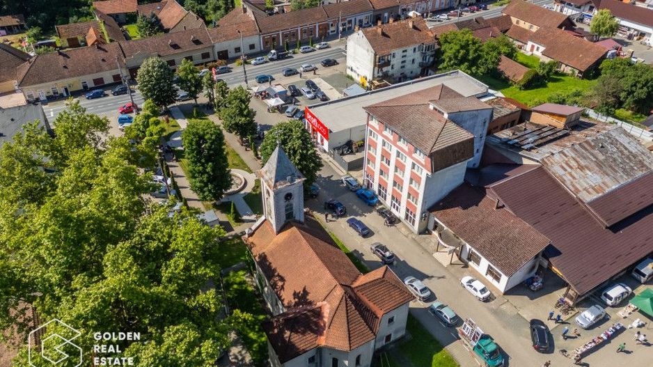 Cladire cu 24 camere, langa Castelul Regal Savarsin - Poză 1