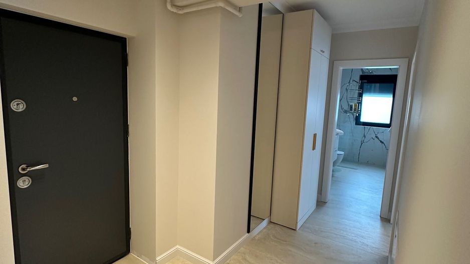 Apartment deosebit cu curte proprie se vinde complet mobilat - Poză 16