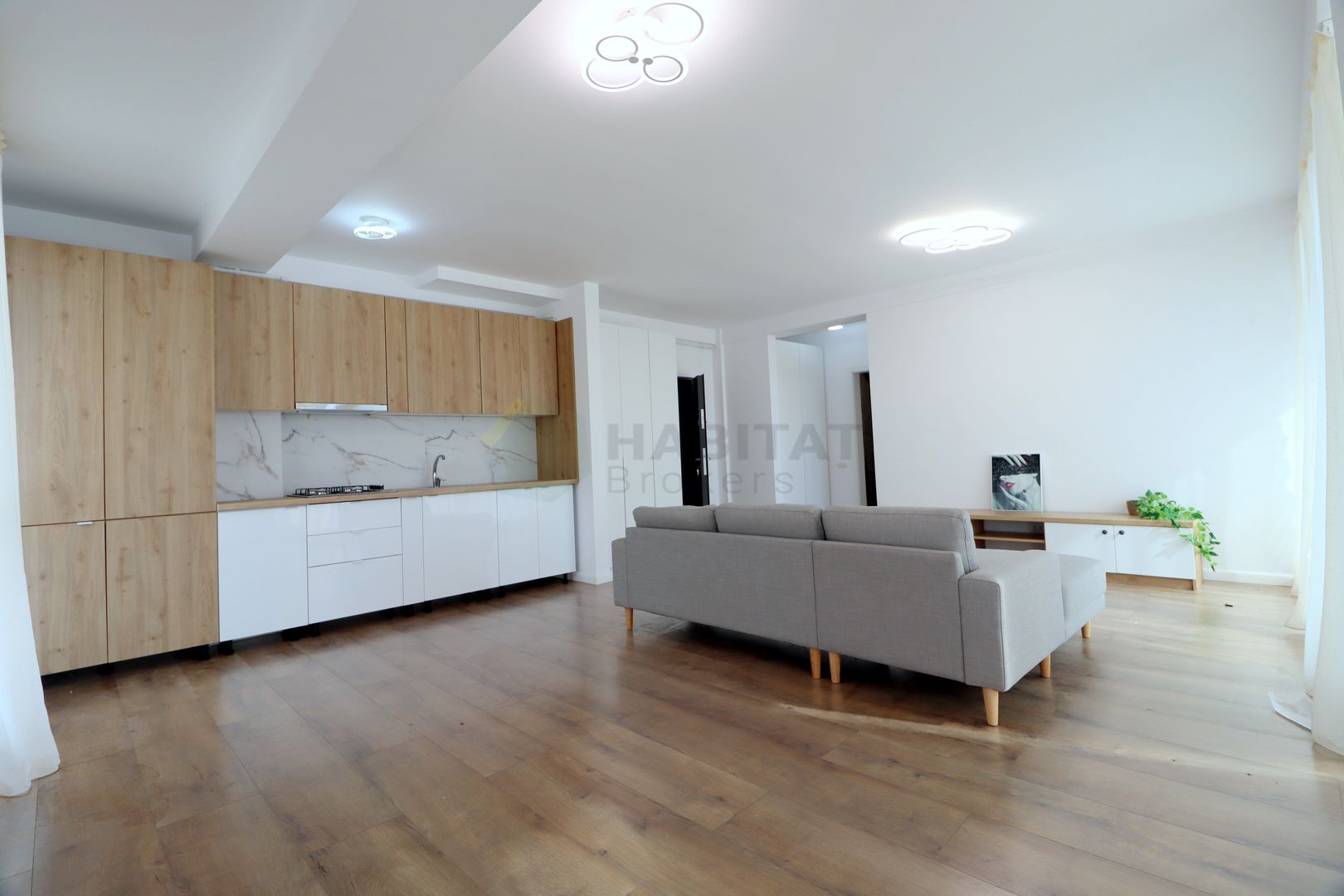 Apartament luminos, spatios, mobilat - Poză 2