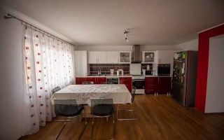 CASĂ DE ÎNCHIRIAT – TIUR-BLAJ, JUDEȚUL ALBA. Casă moderna si spațioasă, suprafață 300 mp, 2 sufragerii, 3 dormitoare, 3 bai. Toate utilitatile. - Poză 3