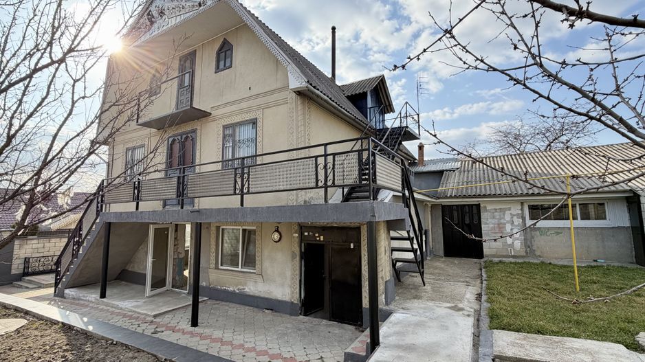Casa în or.Ialoveni centru - Poză 1