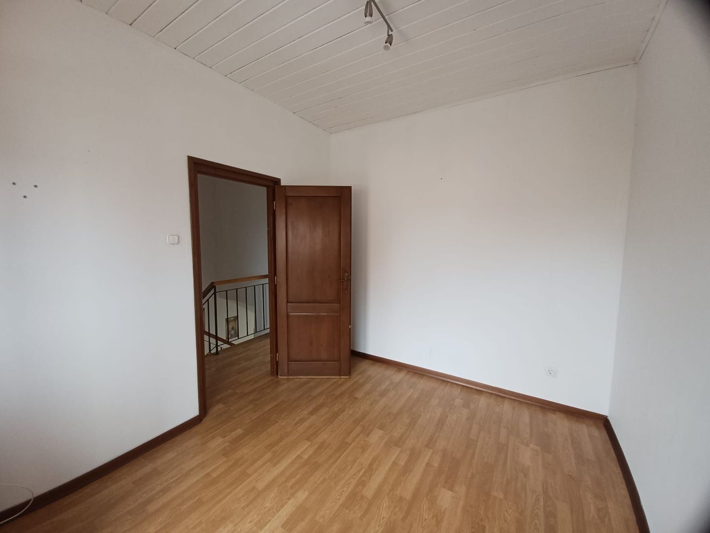 Casa insiruita, 2 dormitoare, garaj, Sanmartin. 120 000 E. Comision 0. - Poză 13