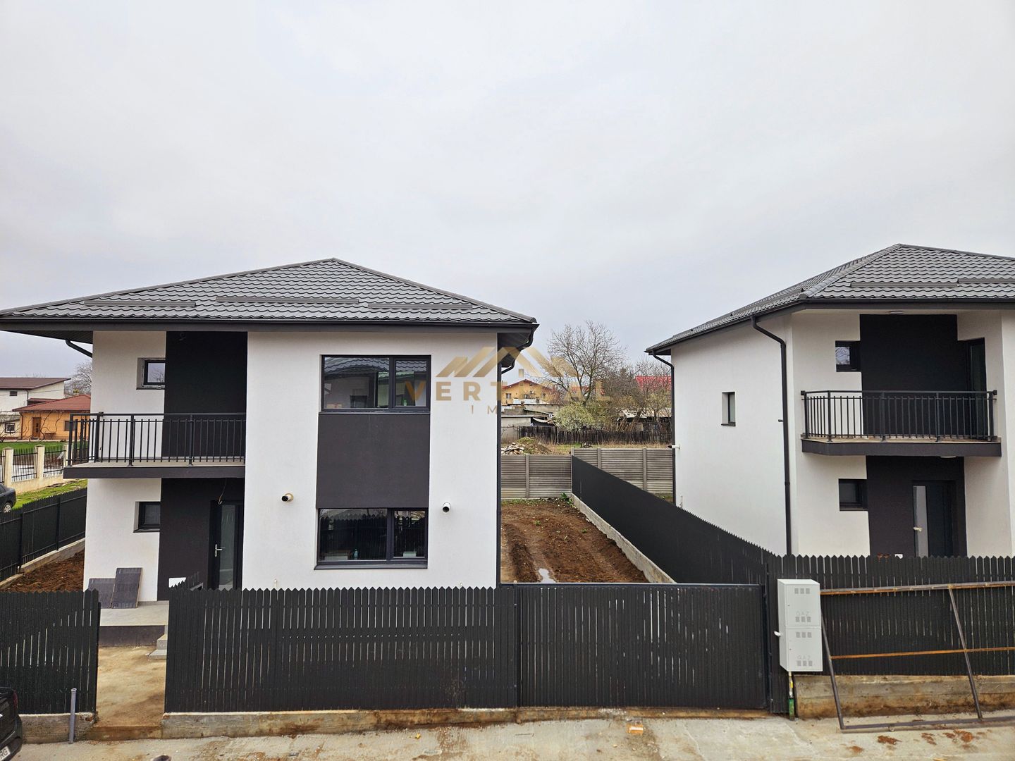 Casa 4 camere | 3 bai | centrul comunei Berceni - Poză 3