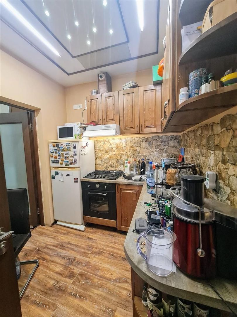 Casa centrala la curte comuna - Poză 6